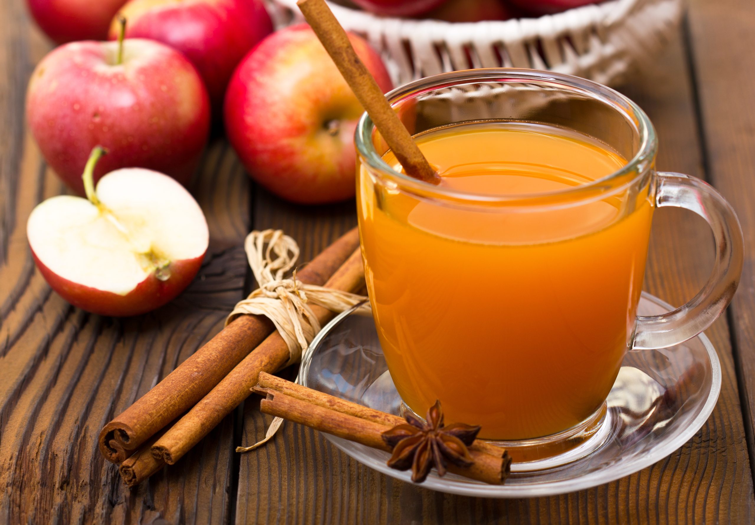 Hot,Apple,Cider,With,Cinnamon,Sticks